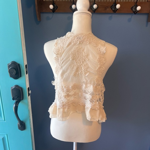 Cream Lace Ruffle Vest - Picture 2 of 3